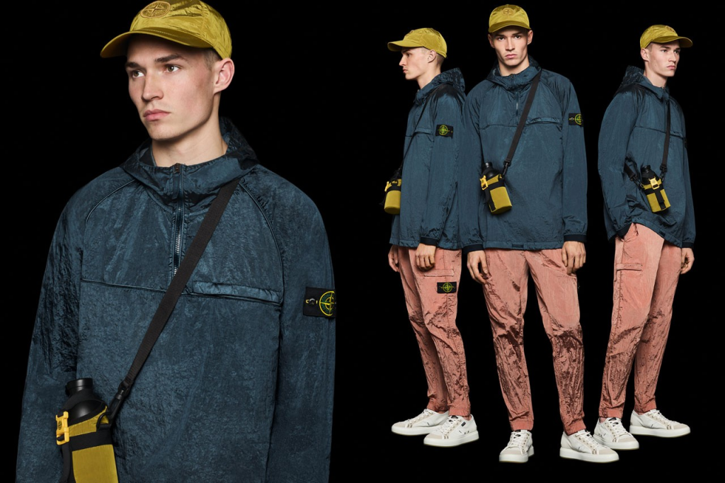 Три модели демонстрируют одежду Stone Island с культовым логотипом бренда, подчеркивающим подлинность одежды.